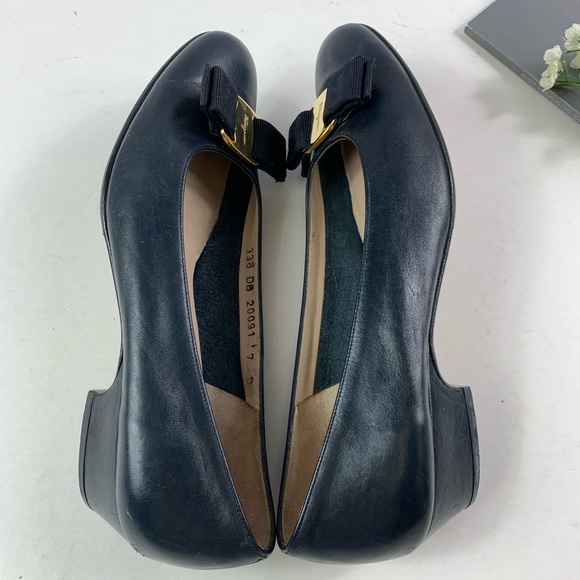 Sold! Salvatore Ferragamo Vara Pump Blue Shoes - Picture 6 of 10